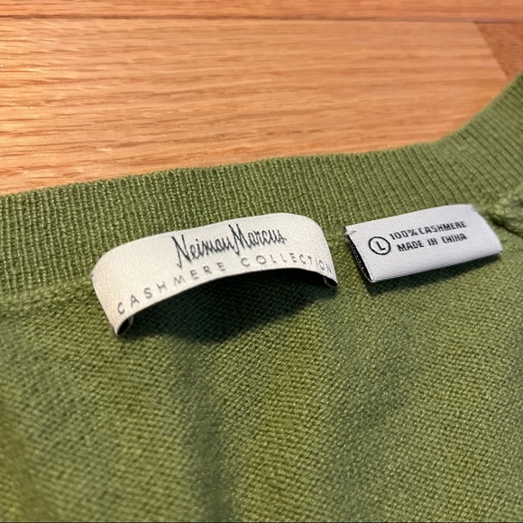 🤍 soft green cashmere sweater 🤍 - Picture 2 of 5